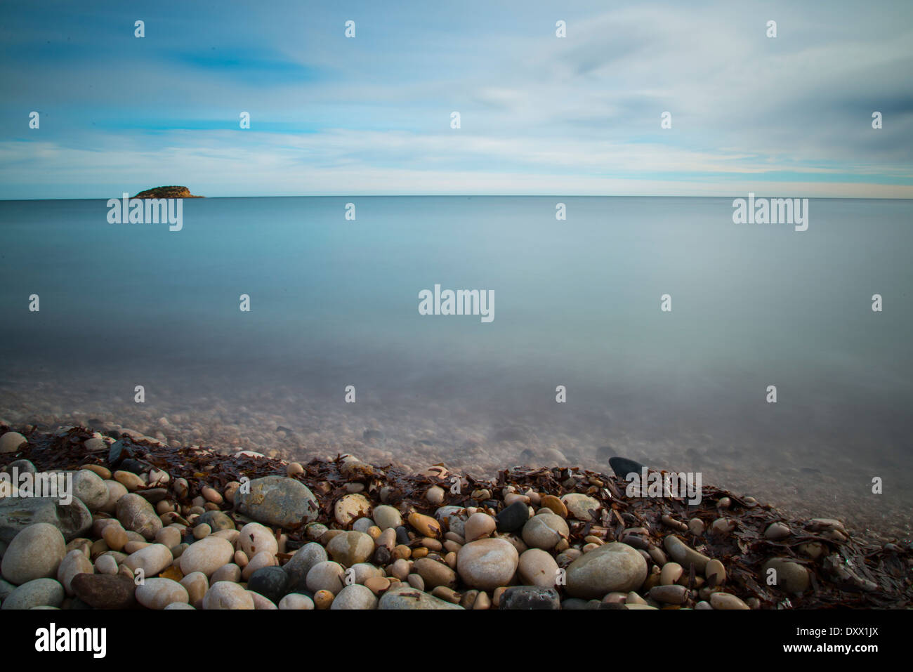 Un cadre paisible mer Méditerranée avec une plage de galets. Banque D'Images