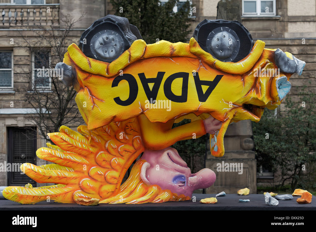 Dans une voiture jaune Ange debout sur son siège, la caricature politique sur la crise de l'ADAC, papier mâché figure la Rose Banque D'Images