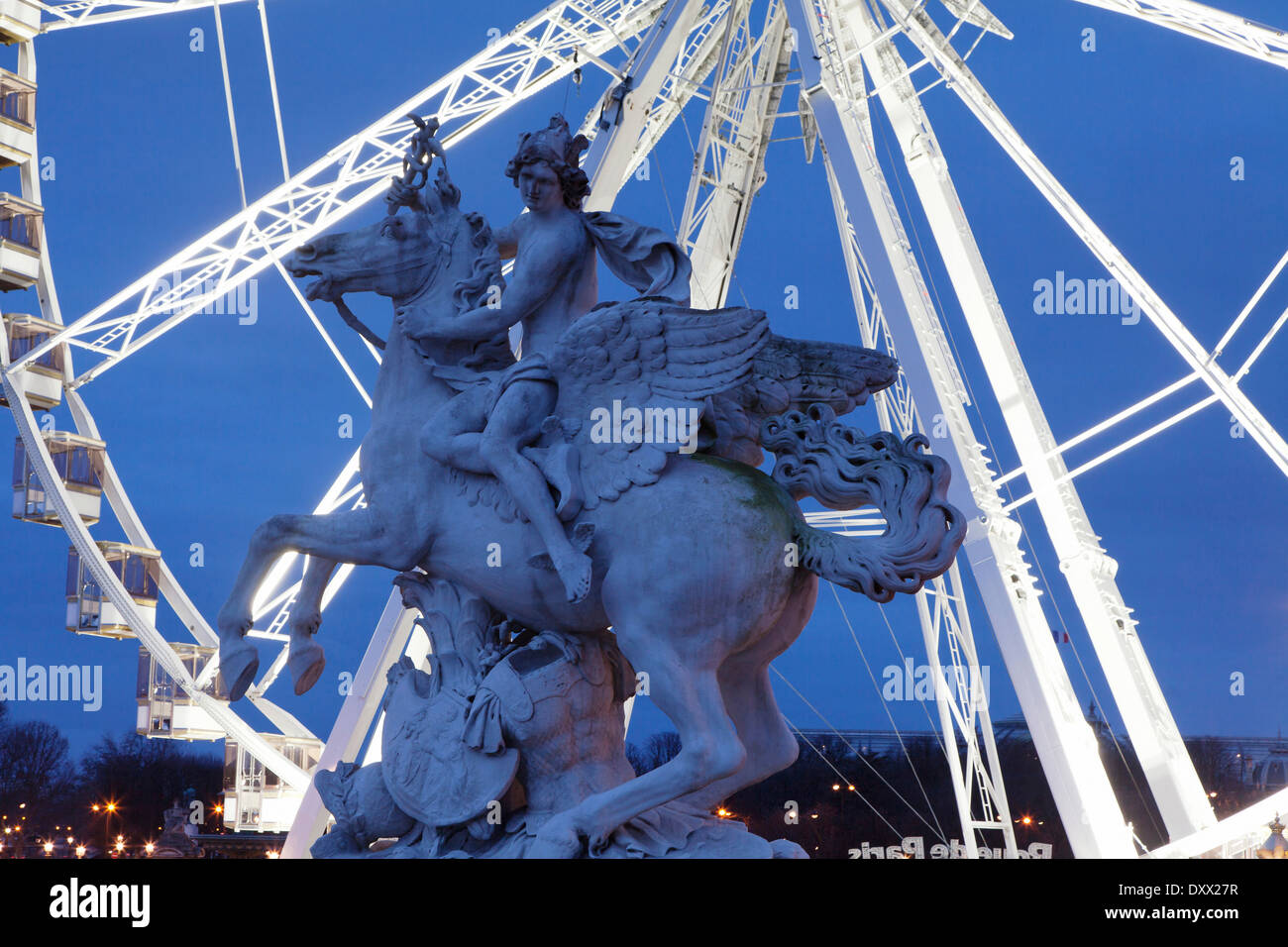 Sculpture devant une grande roue, Place de la Concorde, Paris, Île-de-France, France Banque D'Images