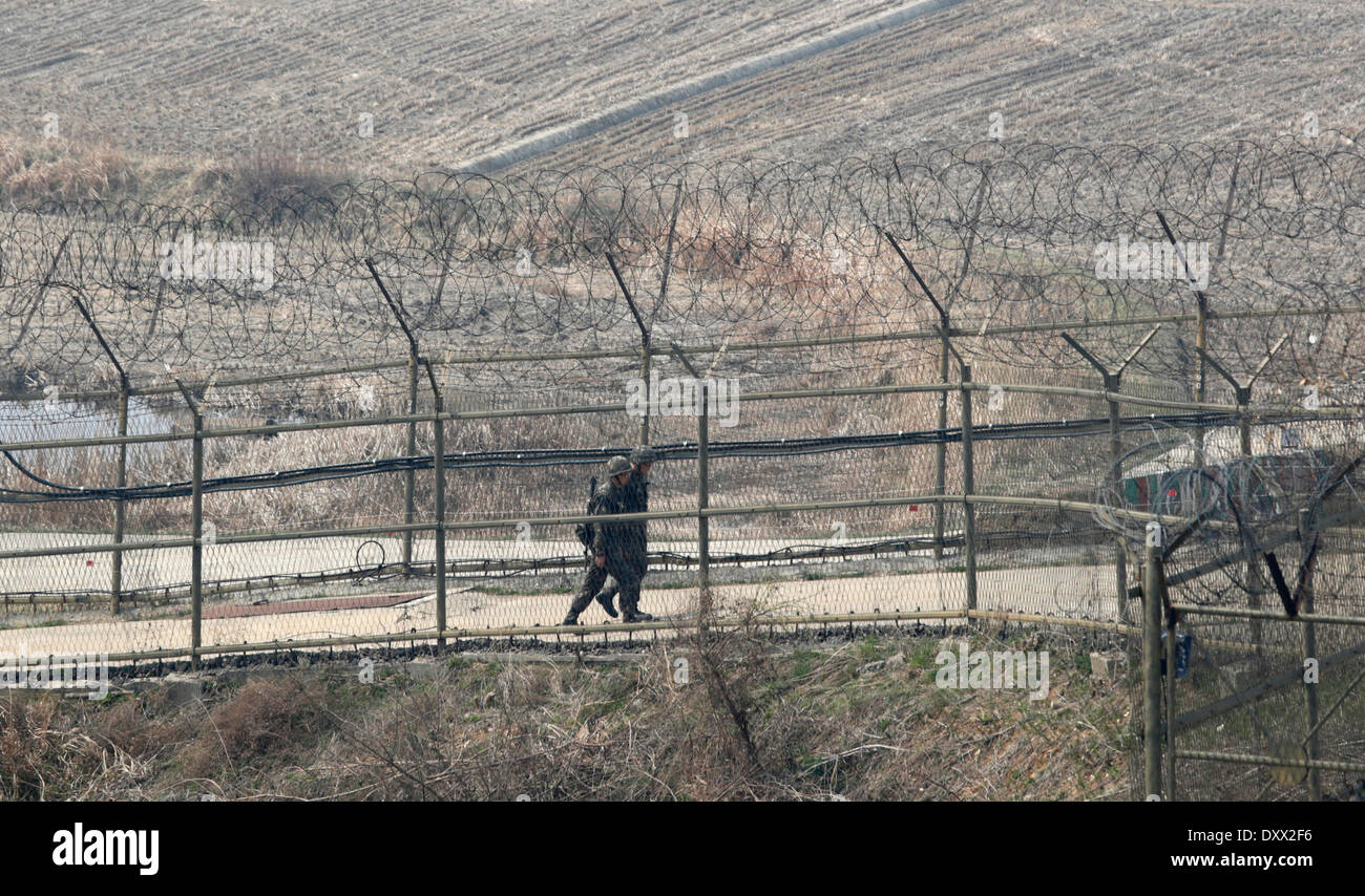 Paju, La Corée du Sud. 1er avril 2014. Des soldats sud-coréens le long des clôtures de patrouille militaire près de DMZ, Paju, Corée du Sud, le mardi 1 avril 2014. Du nord et la Corée du Sud ont échangé des tirs d'artillerie de l'autre côté de la frontière maritime de l'ouest, la ligne de limite nord (NLL) dans l'ouest (mer Jaune) le lundi après le Nord a mené un exercice de tir réel qui a envoyé d'obus dans les eaux du sud, tandis que le crédit aux États-Unis : Jaewon Lee/Alamy Live News Banque D'Images