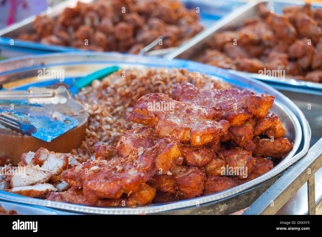 Porc frit à un vendeur de rue à Bangkok, Thaïlande Banque D'Images