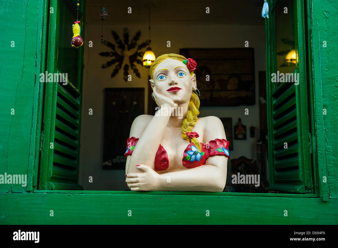 Marionnettes traditionnelles dans une fenêtre, São João del Rei, Minas Gerais, Brésil Banque D'Images