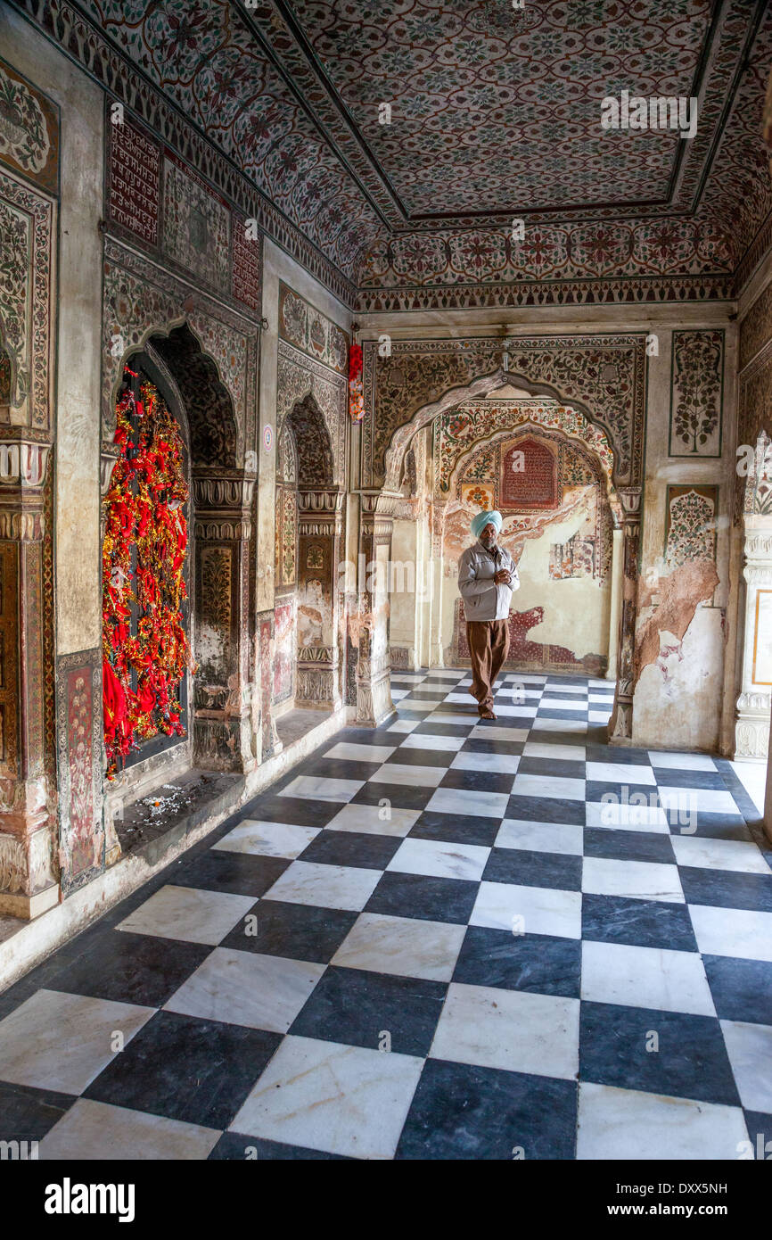 L'Inde, Dehradun. L'intérieur de l'homme sikh indien Durbar Shri Guru Maharaj Ji Rai Ram, un Sikh temple construit en 1707. Banque D'Images