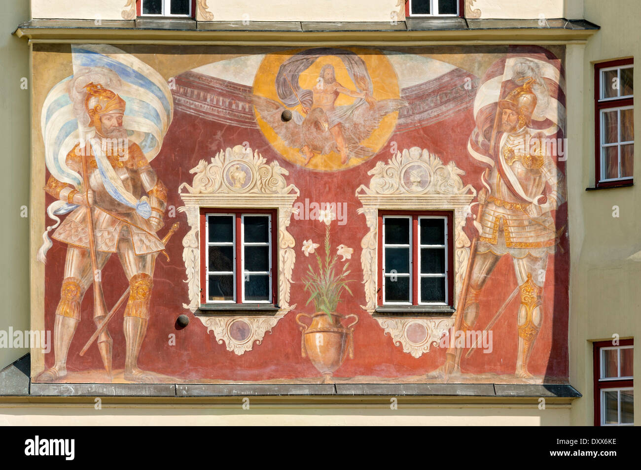 Fresque médiévale avec les tuteurs en armure tenant le bavarois et les normes ci-dessous Wasserburger Jupiter sur un aigle, Brucktor Banque D'Images