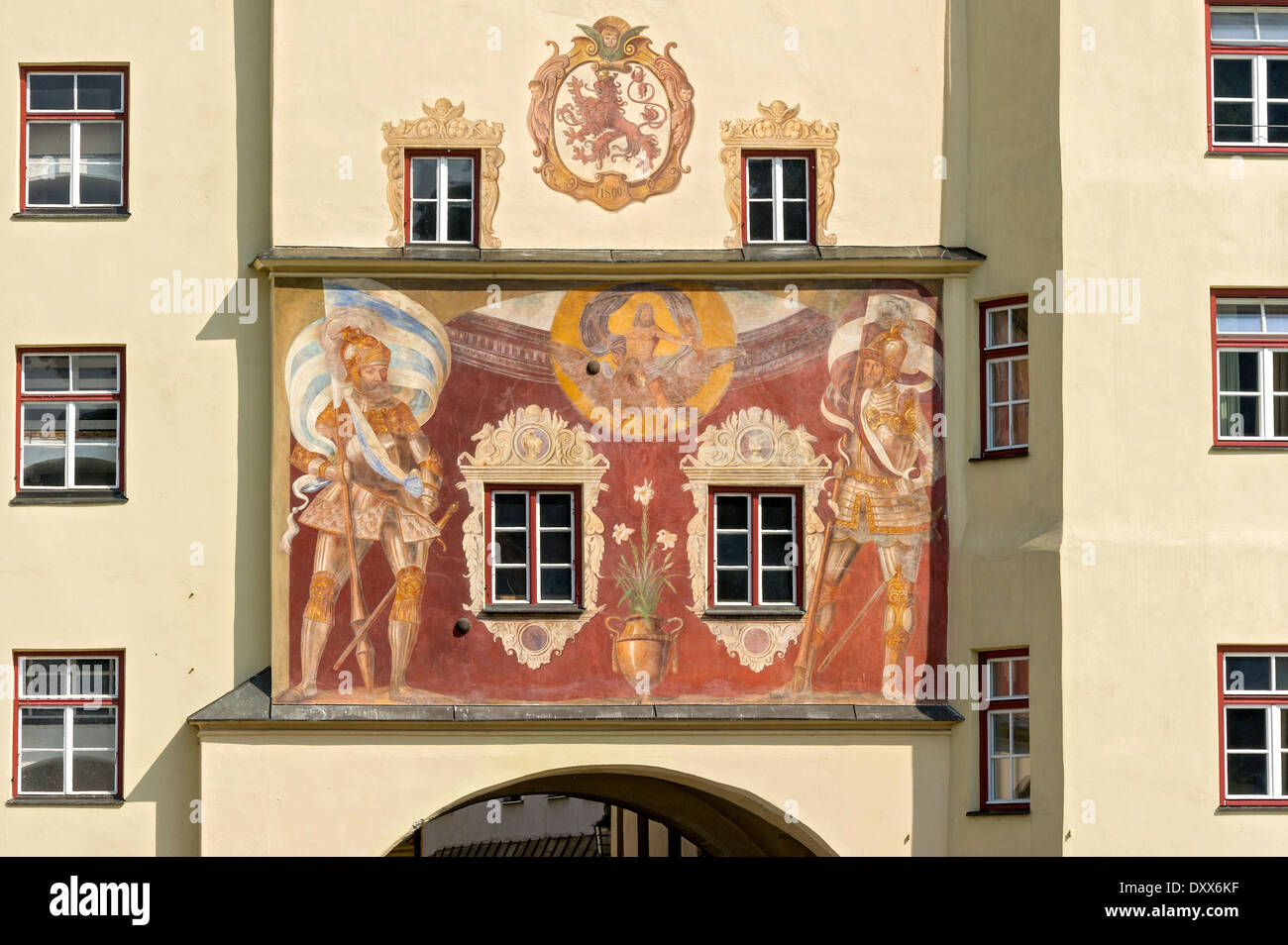 Fresque médiévale avec les tuteurs en armure tenant le bavarois et les normes ci-dessous Wasserburger Jupiter sur un aigle, Brucktor Banque D'Images