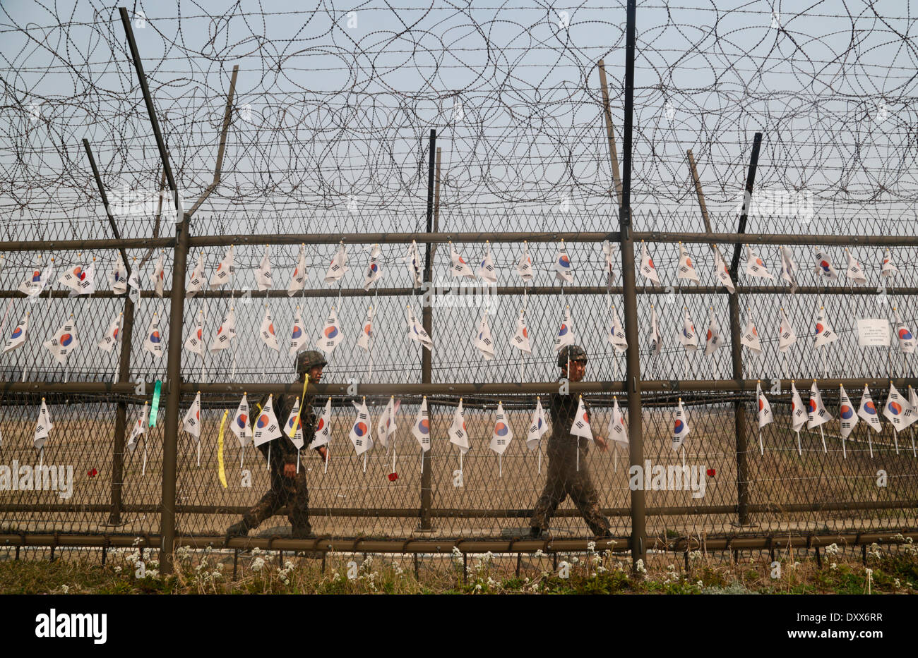 Paju, La Corée du Sud. 1er avril 2014. Des soldats sud-coréens le long des clôtures de patrouille militaire près de DMZ, Paju, Corée du Sud, le mardi 1 avril 2014. Du nord et la Corée du Sud ont échangé des tirs d'artillerie de l'autre côté de la frontière maritime de l'ouest, la ligne de limite nord (NLL) dans l'ouest (mer Jaune) le lundi après le Nord a mené un exercice de tir réel qui a envoyé d'obus dans les eaux du sud, tandis que le crédit aux États-Unis : Jaewon Lee/Alamy Live News Banque D'Images