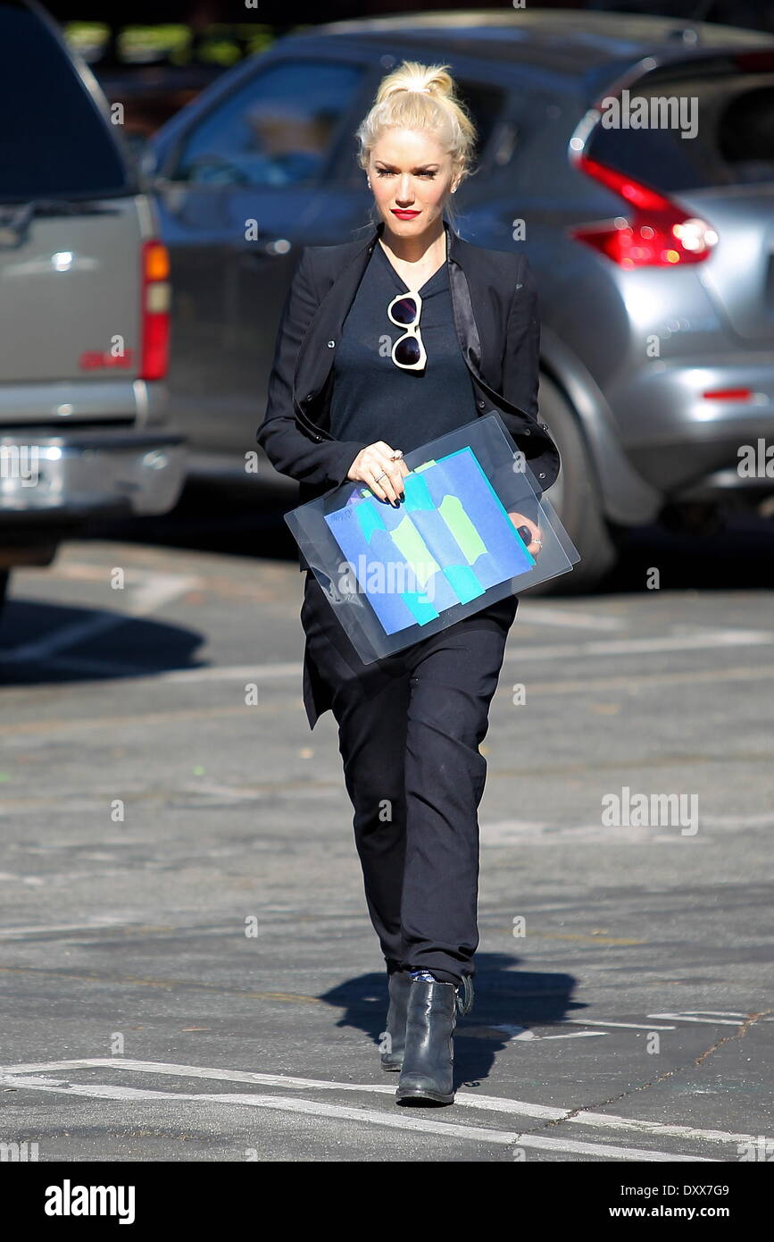 Gwen Stefani, vêtus de noir vu quitter Zuma's school Los Angeles Californie - 21.11.12 comprend : Gwen Stefani vêtus de noir,vu quitter Zuma's school Où : United States Quand : 21 Nov 2012 Banque D'Images