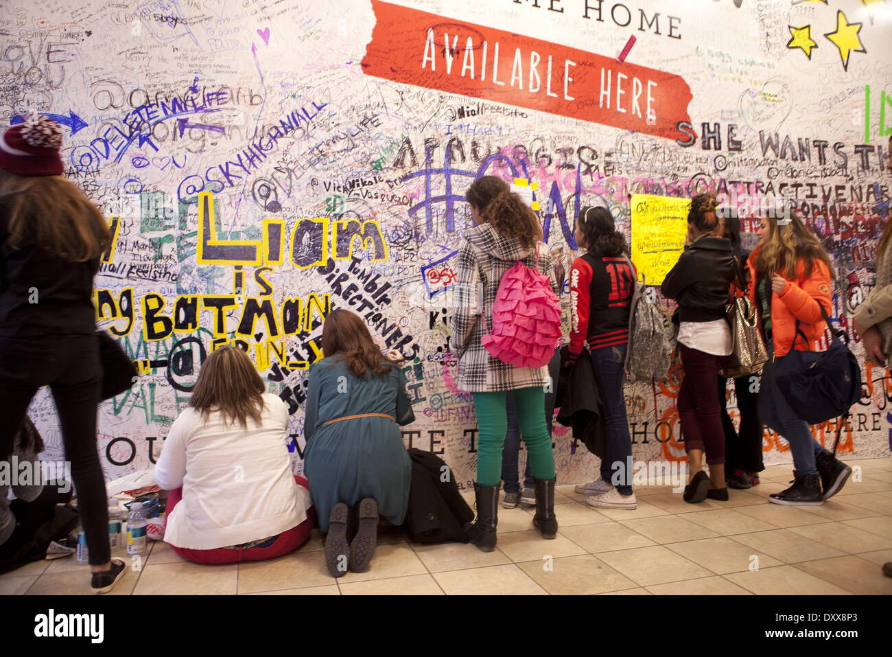 One Direction fans Visitez le nouveau monde' '1D Pop Up Store où ils peuvent acheter des marchandises et d'écrire des messages à leur groupe préféré tout au long de la boutique avec : une direction fans Visitez le nouveau monde' '1D Pop Up Store,où ils peuvent acheter Banque D'Images