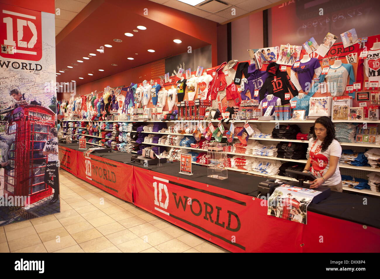 One Direction fans Visitez le nouveau monde' '1D Pop Up Store où ils peuvent acheter des marchandises et d'écrire des messages à leur groupe préféré tout au long de la boutique avec : une direction fans Visitez le nouveau monde' '1D Pop Up Store,où ils peuvent acheter Banque D'Images