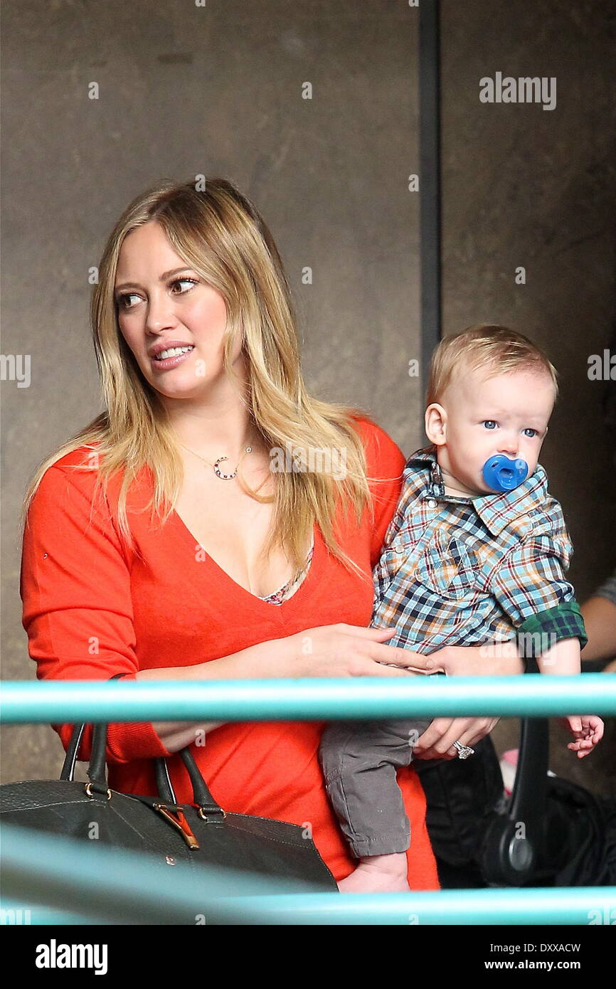 Hilary Duff prend son fils Luca Cruz Comrie à une classe à Sherman Oaks Los Angeles Californie - 28.11.12 Avec : Hilary Duff Où : United States Quand : 28 Nov 2012 Banque D'Images