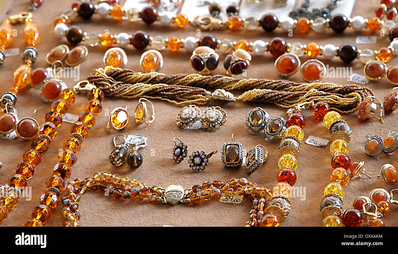 Colliers, boucles d'oreilles, et des pierres précieuses faites avec ambre précieux à vendre à un stand Banque D'Images