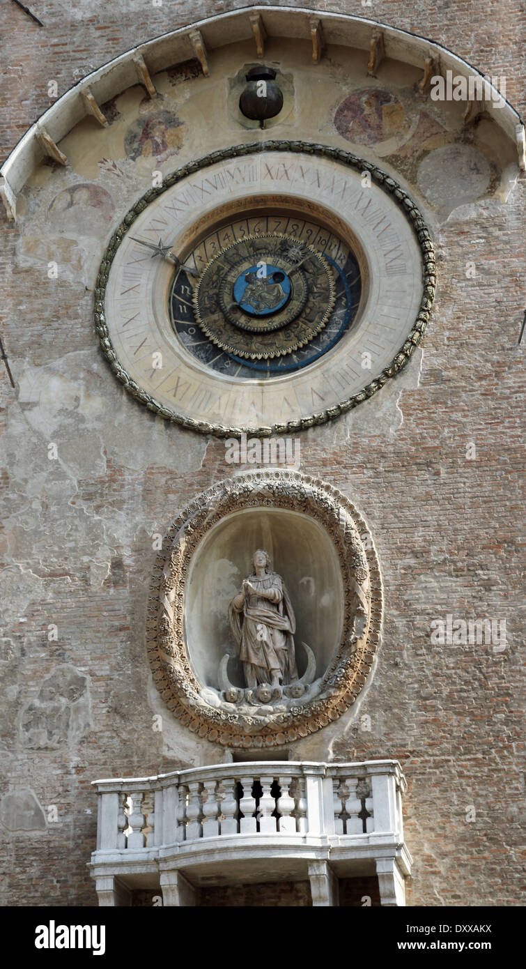 L'ancienne horloge mécanique dans la tour du plateau dans la ville de Mantoue en Italie Banque D'Images