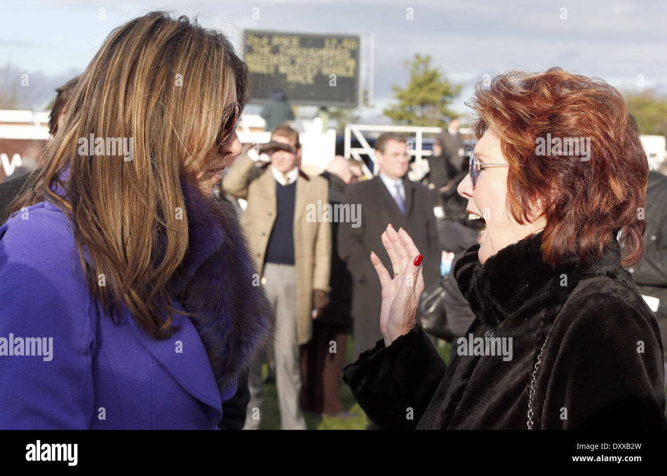 Cilla Black seigneur et Liz Hurley Le Sportingbet Winter Festival - Hennessy Gold Cup Day Bershire Angleterre - 01.12.12 comprend : Cilla Black seigneur et Liz Hurley où : Bershire Royaume-uni Quand : 01 déc 2012 Banque D'Images