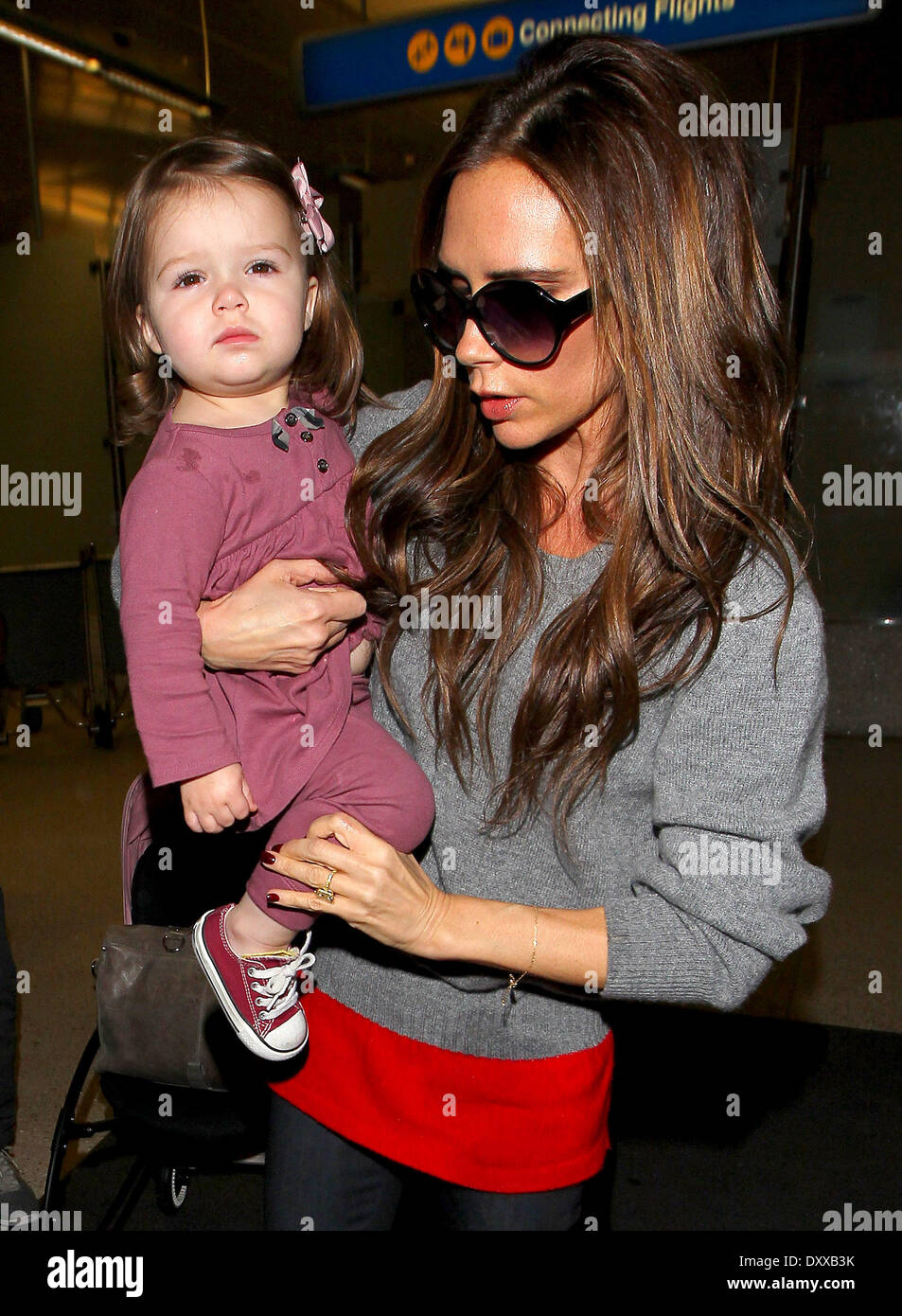 Victoria Beckham et sept Harper Beckham Victoria Beckham détient sa fille  que les deux arrivent à LAX Airport sur un vol en provenance de Londres  Heathrow Los Angeles Californie - 01.12.12 Avec :