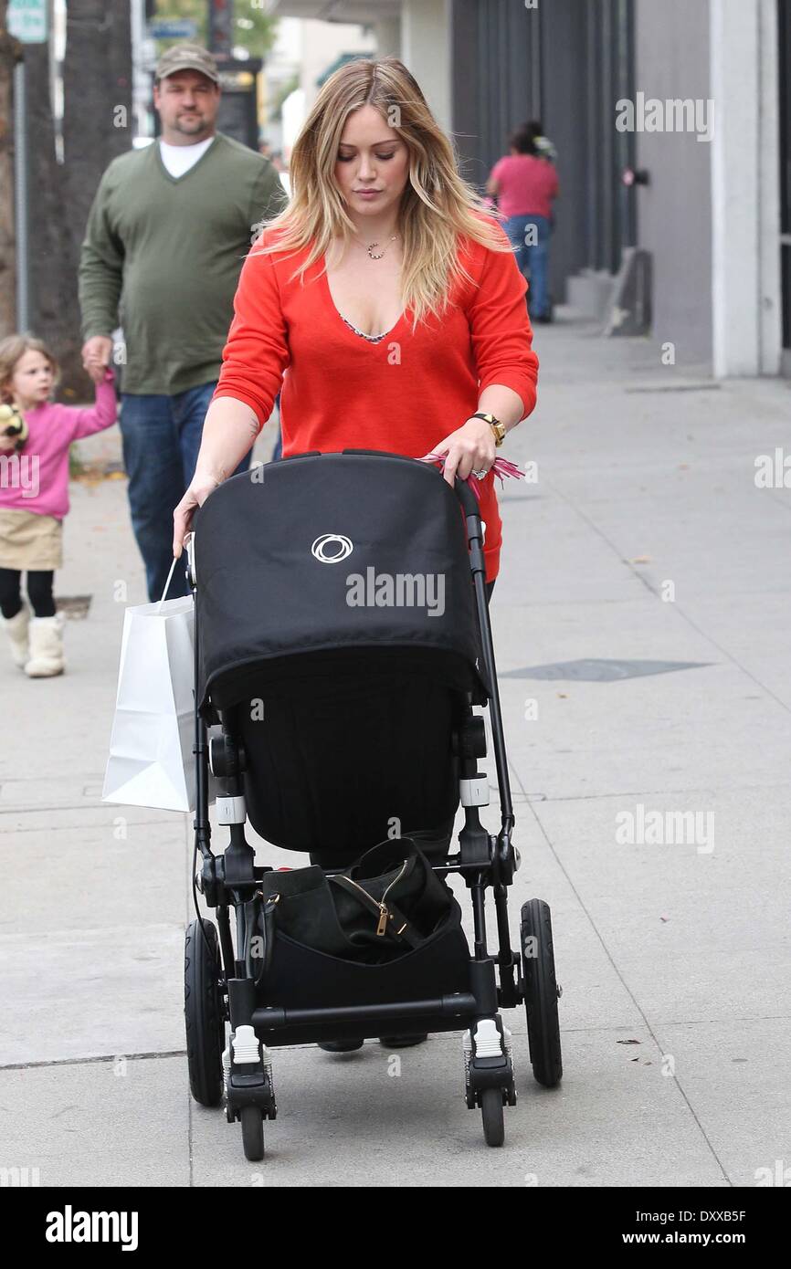 Vu Hilary Duff avec son fils Luca Cruz Comrie shopping dans Studio City Los Angeles Californie - 28.11.12 Avec : Hilary Duff Quand : 28 Nov 2012 Banque D'Images