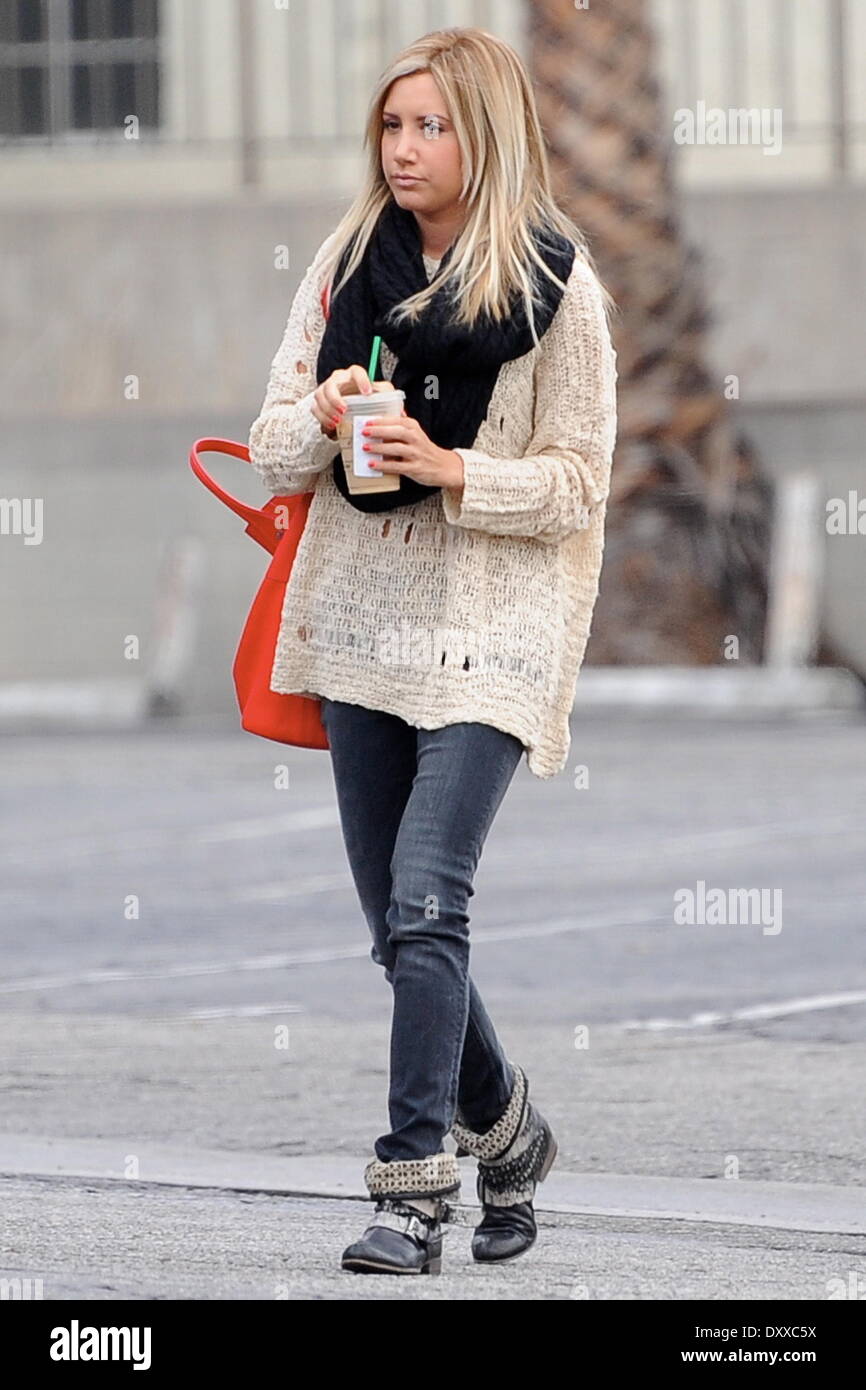 L'actrice Ashley Tisdale sortis prendre un café au Starbucks sur un jour de pluie dans Studio City Los Angeles Californie - 29.11.12 comprend : l'actrice Ashley Tisdale Où : Studio City CA United States Quand : 29 Nov 2012 Banque D'Images