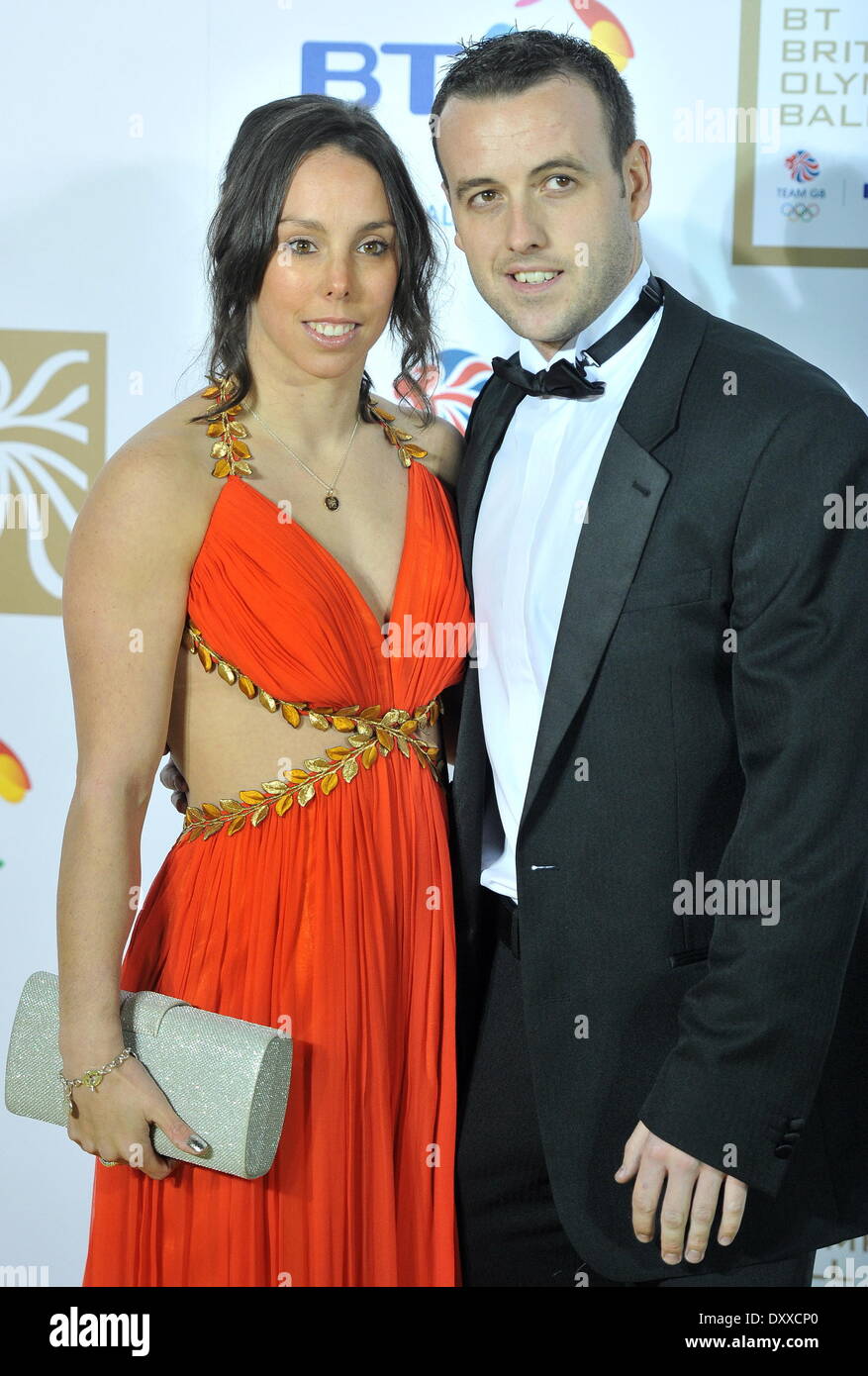 Beth Tweddle et guest BT British Olympic Ball tenue à l'hôtel Grosvenor House - Arrivées. Londres Angleterre - 30.11.12 comprend : Beth Tweddle et guest Où : London United Kingdom Quand : 30 Nov 2012 Banque D'Images