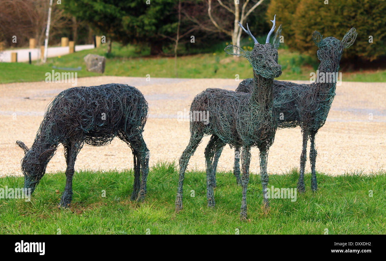 Modèles de cerfs d'ornement sur l'entrée de l'hôtel Chewton Glen, New Milton, Hampshire Banque D'Images