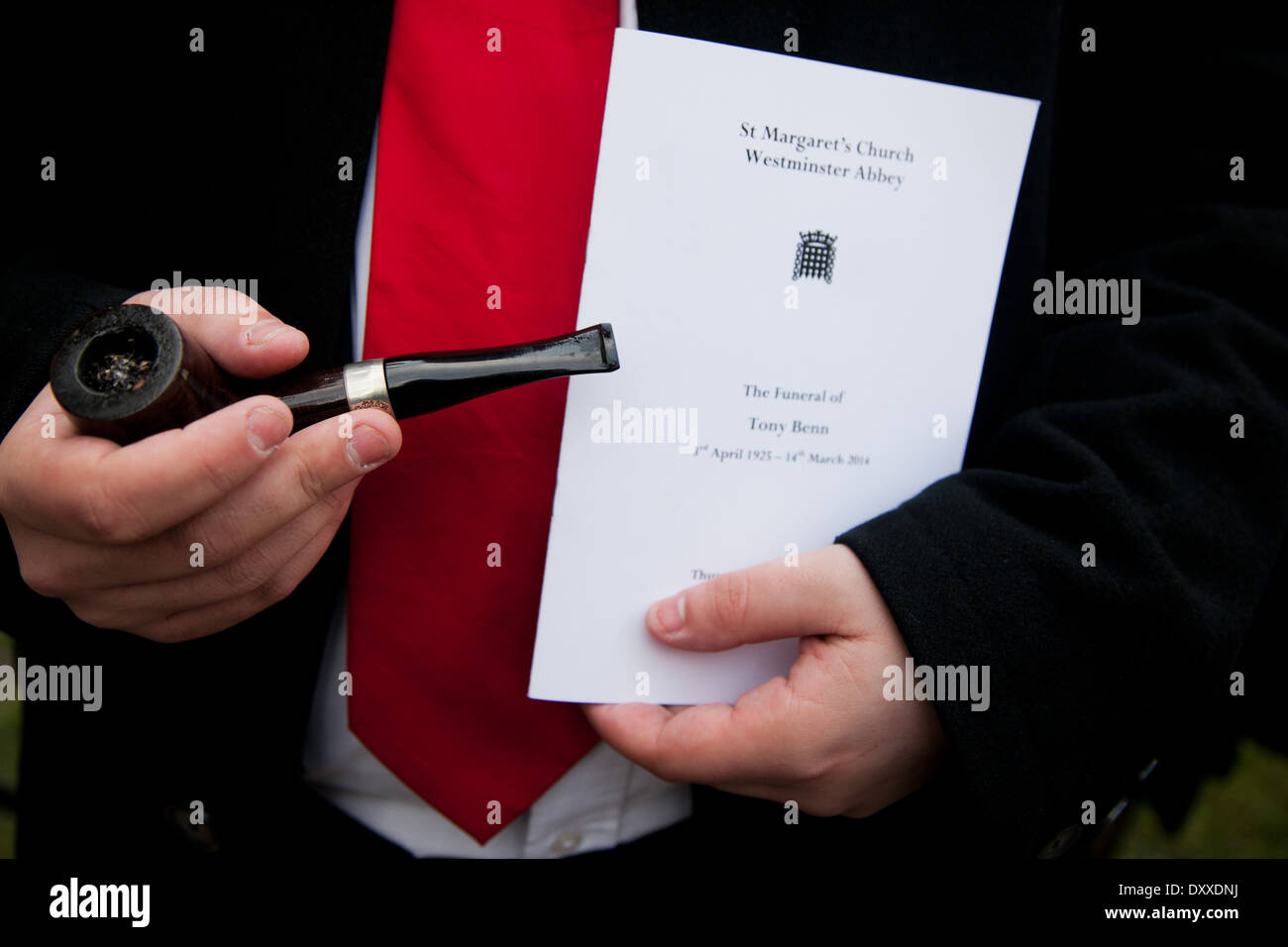 Un jeune membre du Parti du travail après avoir assisté à l'enterrement. Il est titulaire d'un tuyau et le programme de funérailles. Banque D'Images