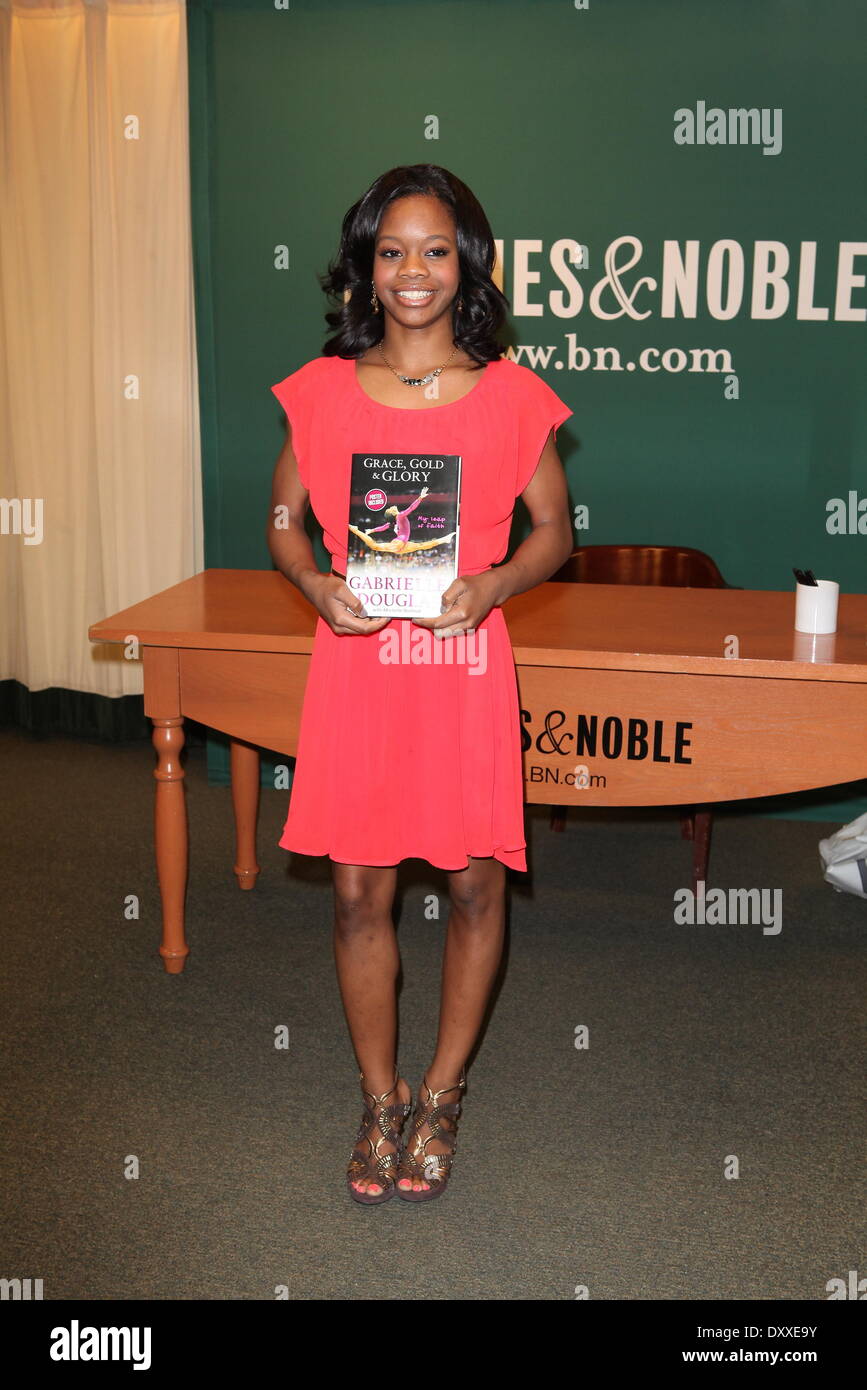 Gymnaste olympique américaine Gabrielle Douglas signe des exemplaires de son nouveau livre "La grâce et la gloire de l'or : mon acte de foi : l'Gabrielle Douglas Story" à la librairie Barnes and Noble comprend : U.S. gymnaste olympique Gabrielle Douglas Où : New York City NY United Sta Banque D'Images