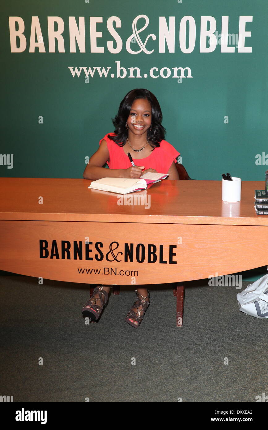 Gymnaste olympique américaine Gabrielle Douglas signe des exemplaires de son nouveau livre "La grâce et la gloire de l'or : mon acte de foi : l'Gabrielle Douglas Story" à la librairie Barnes and Noble comprend : U.S. gymnaste olympique Gabrielle Douglas Où : New York City NY United Sta Banque D'Images