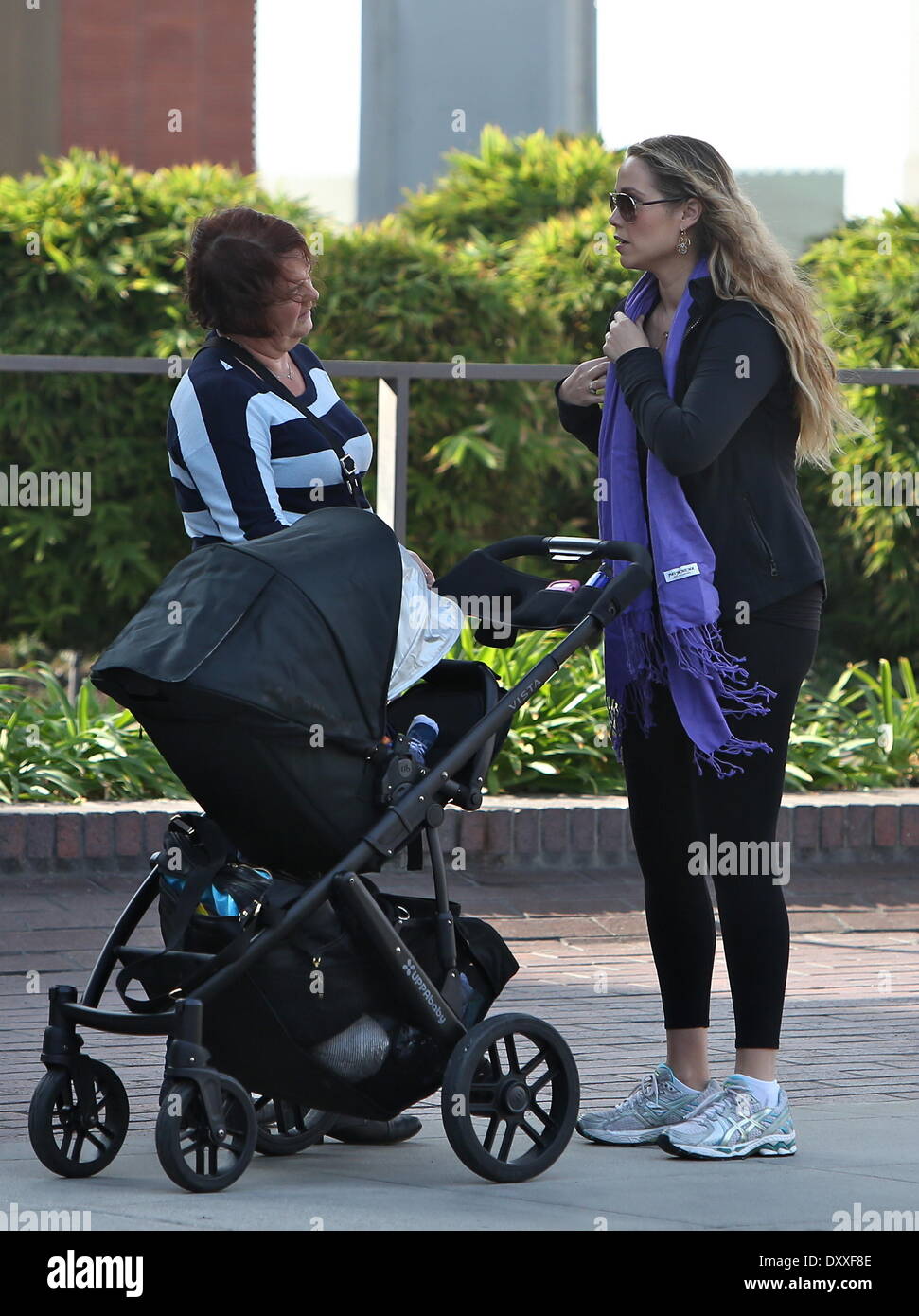 Elizabeth Berkley vu pousser son fils Sky Cole Lauren's poussette tout en  dehors et environ avec un ami au Beverly Hills Los Angeles Californie -  05.12.12 Avec : Elizabeth Berkley vu pousser