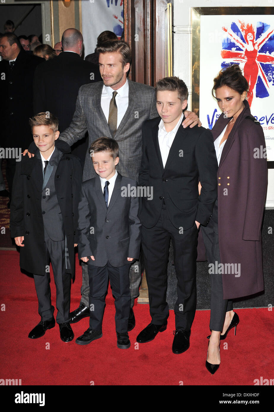 Victoria Beckham David Beckham Romeo Cruz et de Brooklyn Beckham Viva Forever nuit VIP tenue au Piccadilly Theatre Arrivees. Londres Angleterre 11.12.12 Avec Victoria Beckham David Beckham Romeo Cruz