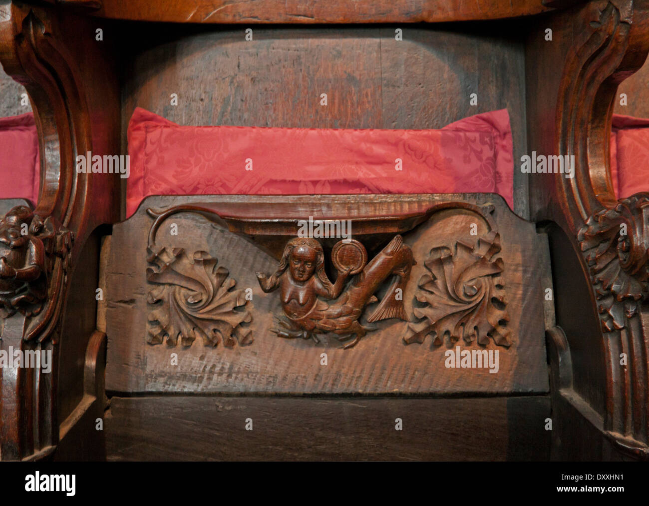 Close-up d'un chœur en bois du 15ème siècle avec un décrochage misericord, représentant une sirène, cathédrale de Carlisle, Cumbria, Angleterre Banque D'Images