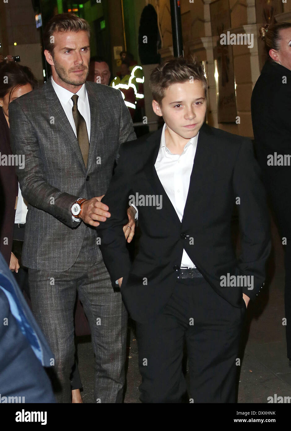 David Beckham et Brooklyn Beckam VIVA Forever Spice Girls encore de la tenue à la Piccadilly Theatre- arrivants London England - 11.12.12 avec : David Beckham et Brooklyn Beckam Où : London United Kingdom Quand : 11 déc 2012 Banque D'Images