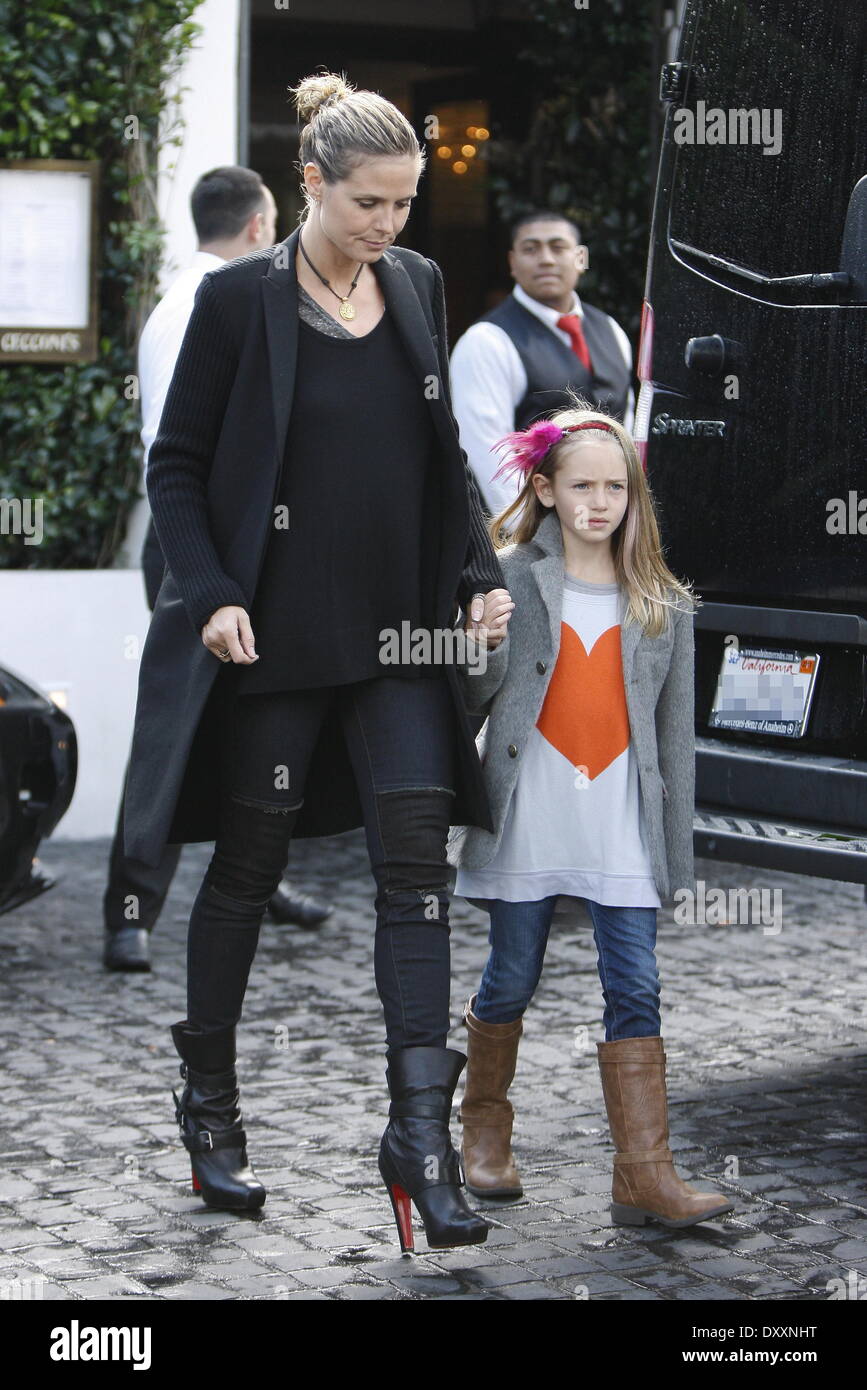 Heidi Klum, Leni Samuel Heidi Klum sort pour déjeuner avec ses enfants et petit ami à West Hollywood. Le groupe est alors repéré laissant cible avec des sacs à Los Angeles Californie - 29.12.12 comprend : Heidi Klum, Leni Samuel Quand : 29 déc 2012 Banque D'Images