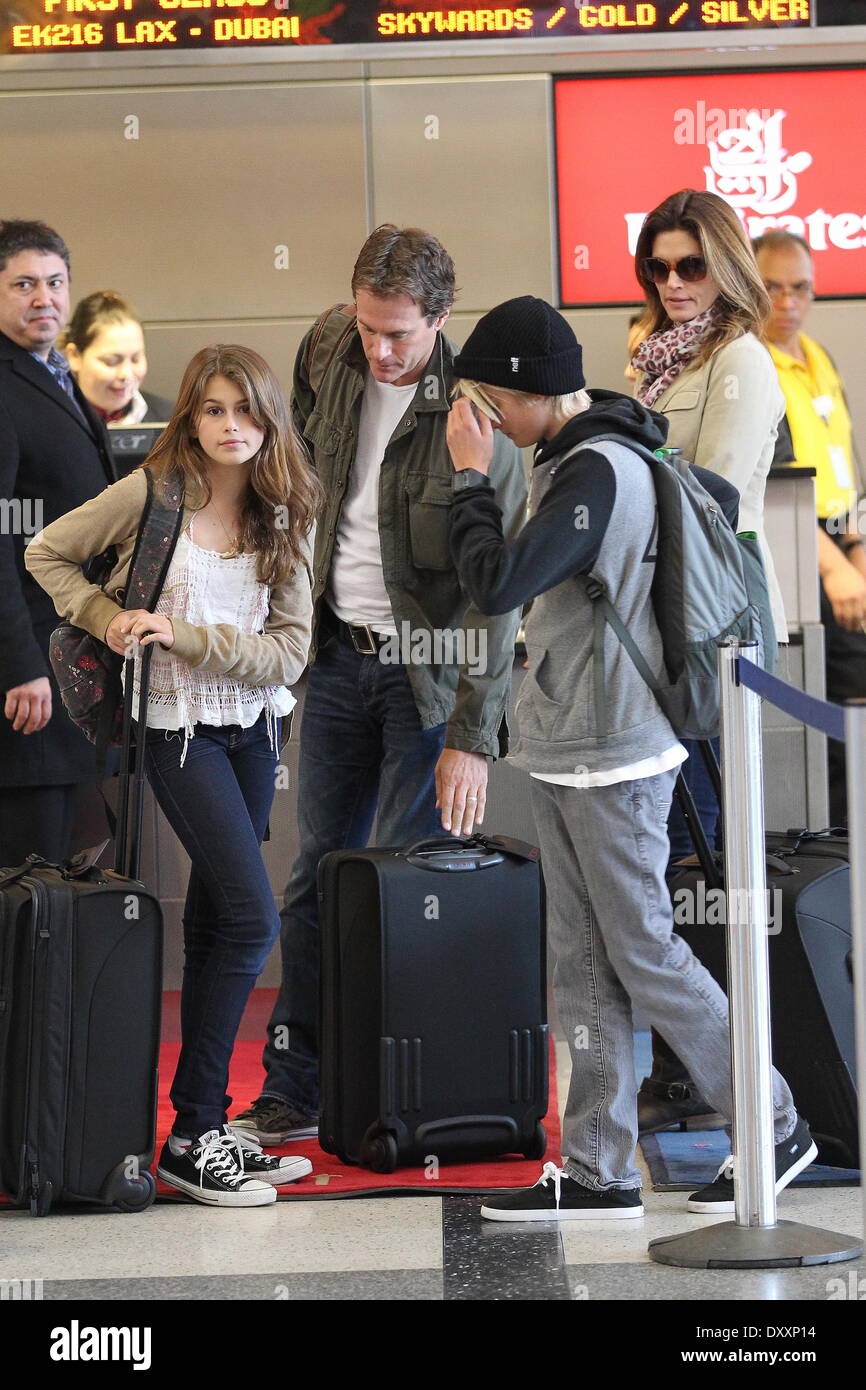 Cindy Crawford et son mari Rande Gerber leurs enfants Presley Walker et  Kaia Jordan arrivent à l'aéroport international de LAX Los Angeles  Californie- 21.12.12 comprend : Cindy Crawford,son mari Rande Gerber et