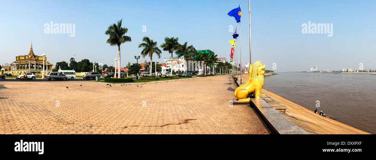 Sisowath Quay et de la rivière Tonle Sap à Phnom Penh, Cambodge Banque D'Images