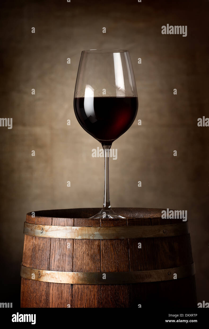 Le vin rouge et le baril sur fond de toile Banque D'Images