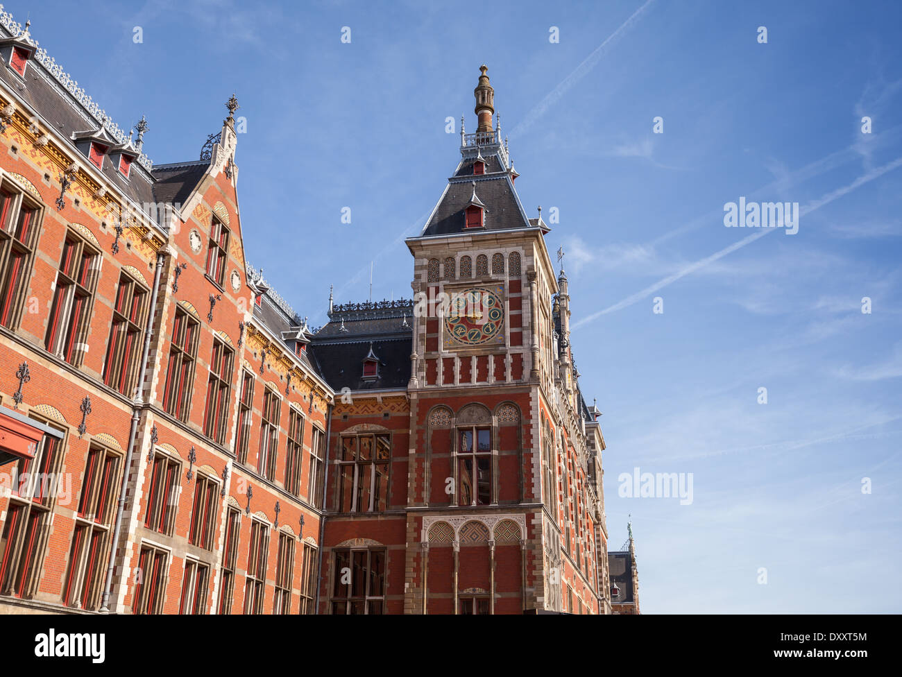 Vieux bâtiment façade d'Amsterdam Centraal - central railroad gare de la ville Banque D'Images