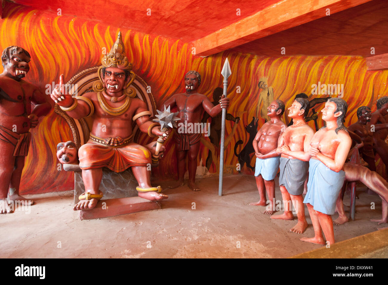 Aïe - un gory représentation de l'enfer bouddhiste dans le temple Wewurukannala Temple, Sri Lanka 4 Banque D'Images