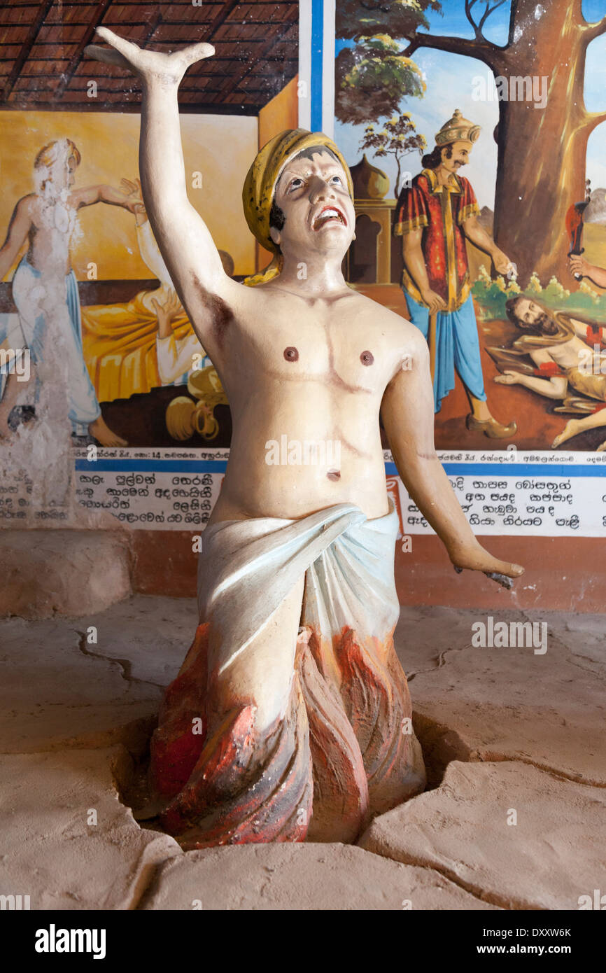Aïe - un gory représentation de l'enfer bouddhiste dans le temple Wewurukannala Temple, Sri Lanka 2 Banque D'Images
