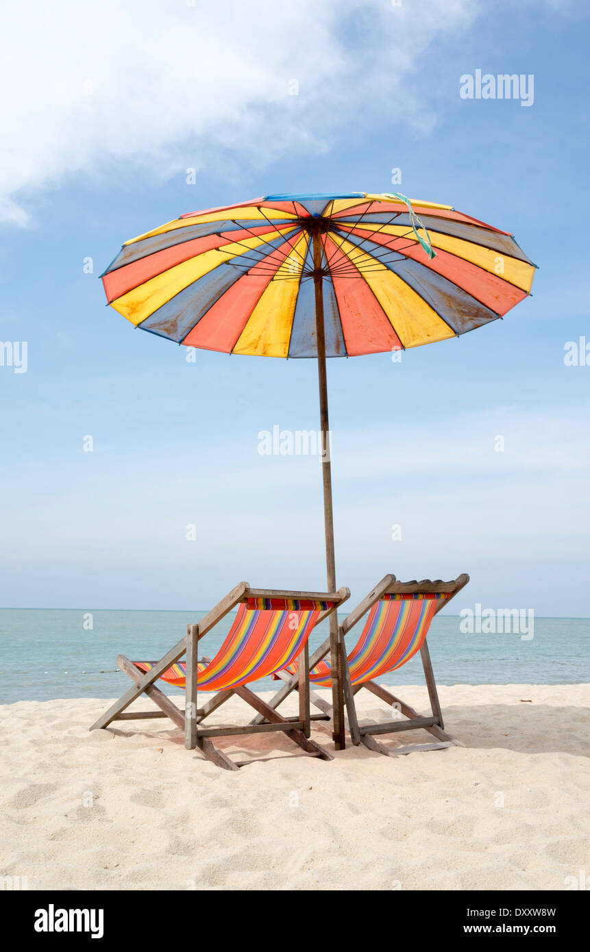 Plage de sable avec parasol et chaise de plage Banque D'Images
