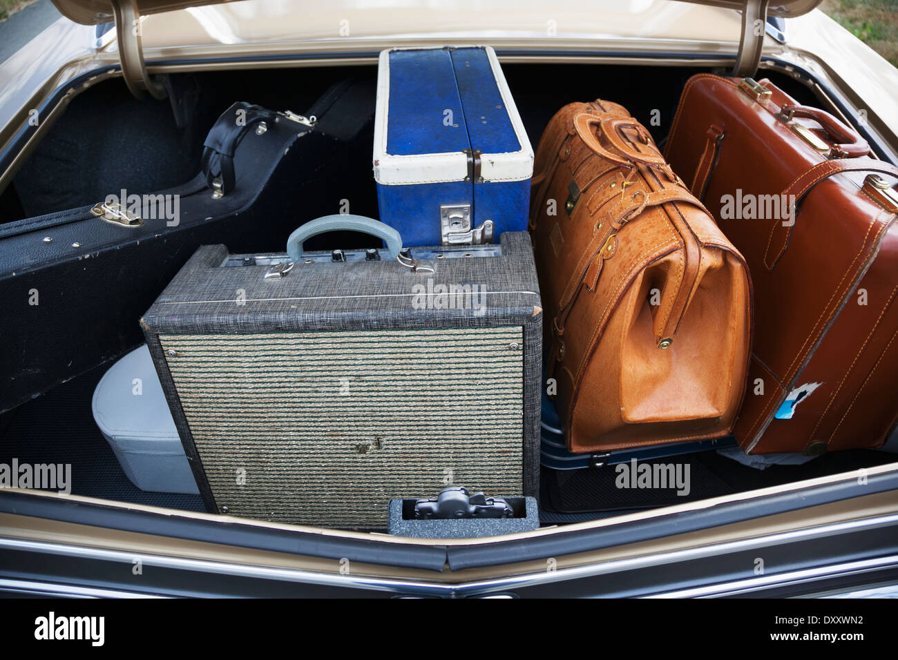 Assurance du musicien dans une voiture avec un coffre ouvert ; Langley,  Colombie-Britannique, Canada Photo Stock - Alamy