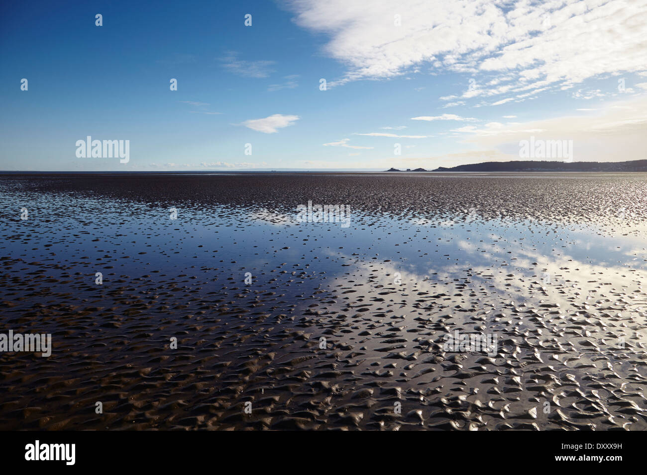 Swansea Bay réflexions dans le sable Banque D'Images