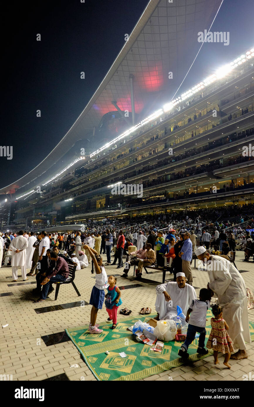 Les spectateurs à Dubai World Cup championnat de course de chevaux à l'hippodrome de Meydan à Dubaï Émirats Arabes Unis Banque D'Images