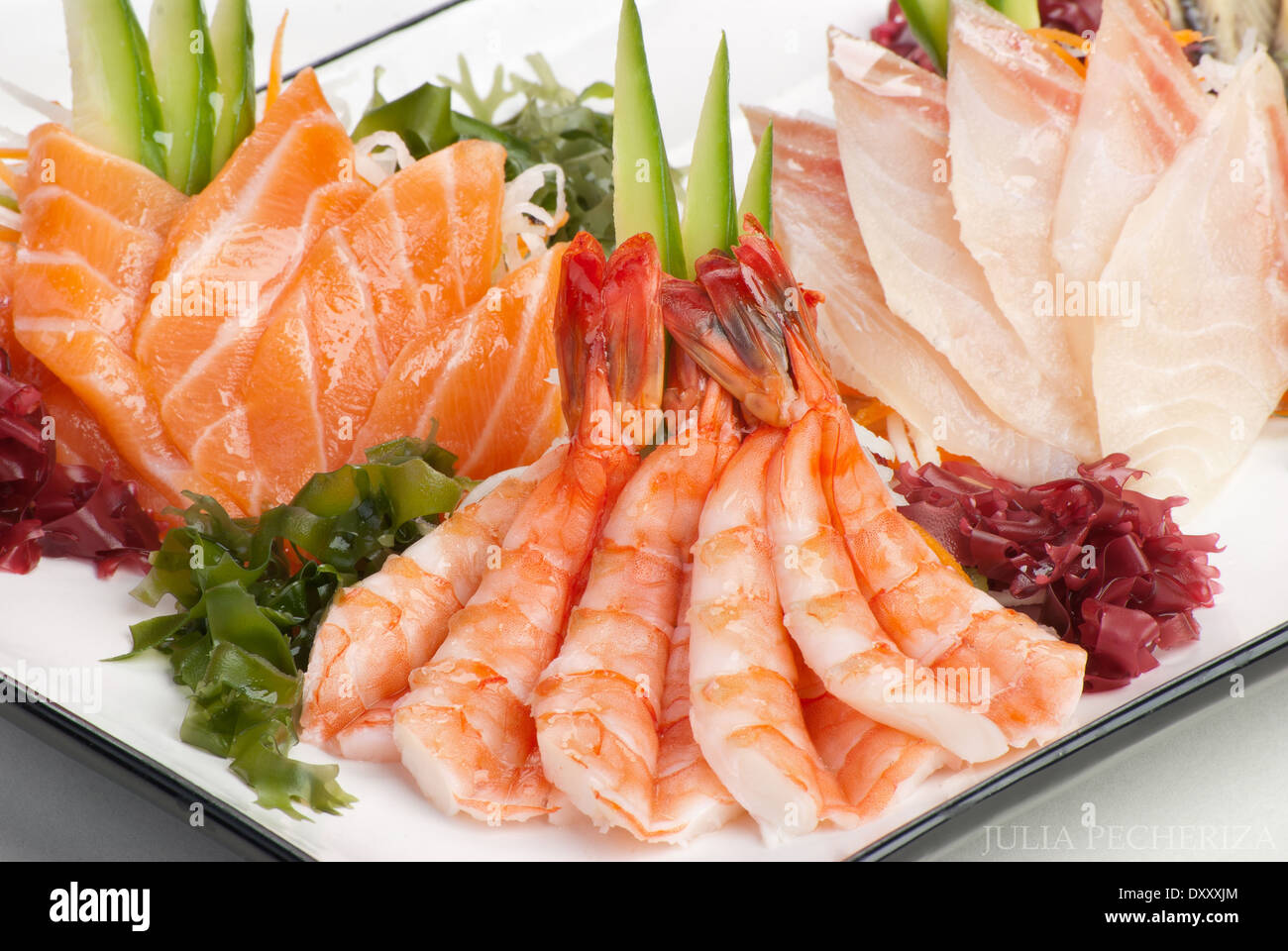 Ensemble de sashimis de daikon (radis blanc). Garni avec du gingembre, des algues, concombre Banque D'Images