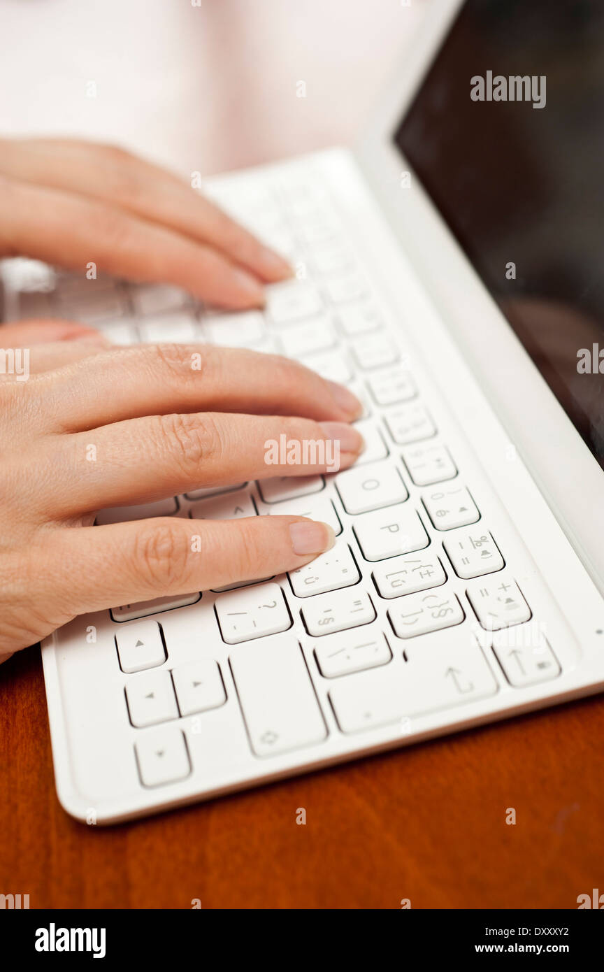 Femme de la saisie sur un clavier pour iPad mini Banque D'Images