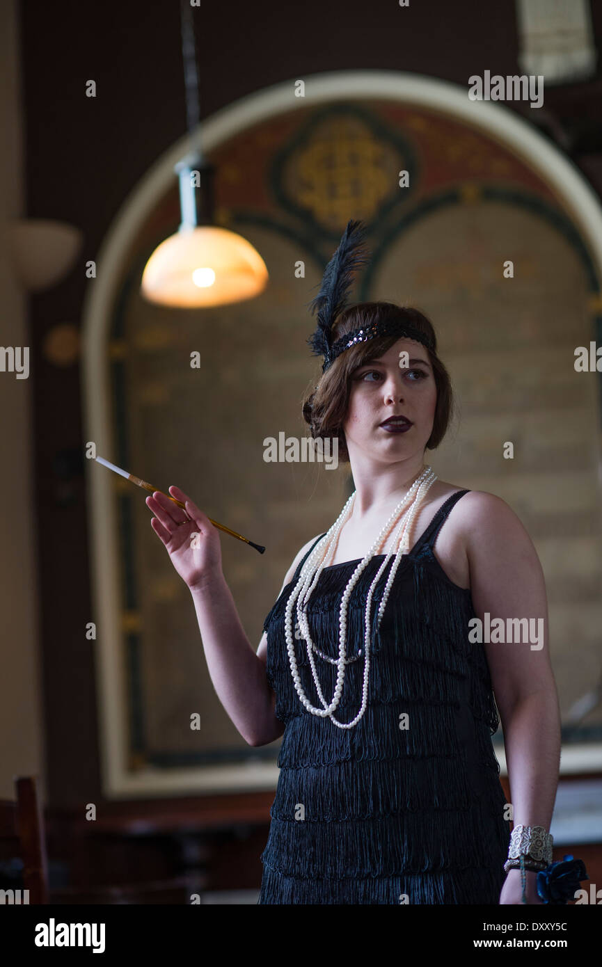 Les jeunes femmes femme fille habille en tenue de l obturateur pour une modelisation de cigarettes Great Gatsby seance photo relooking a theme UK Photo Stock Alamy