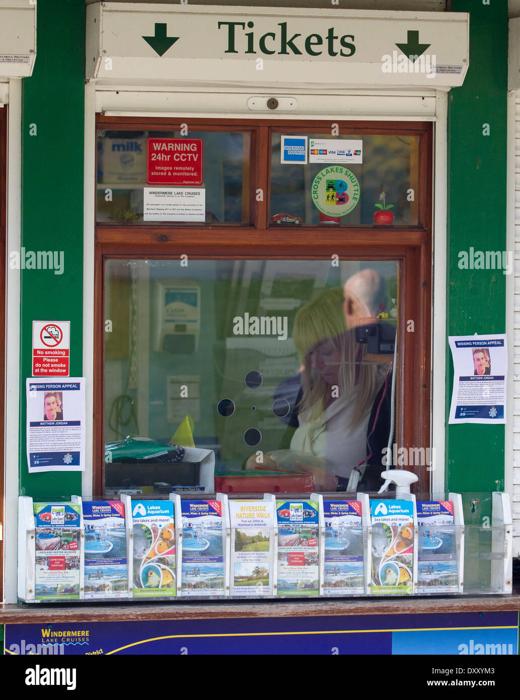 Windermere, Royaume-Uni. 1er avril 2014. La police du district du lac Windermere autour d'affiches pour étudiants de Teesside manquants. La police dit qu'ils s'intéressent au bien-être de Matthieu Jordan qui a maintenant disparu depuis 1h30 vendredi matin. La police aujourd'hui ont eu divers contrôle de Bowness Bay Piers & jetées et entre les bateaux de luxe moorings en face de l'Old England Hotel Crédit : Gordon Shoosmith/Alamy Live News Banque D'Images