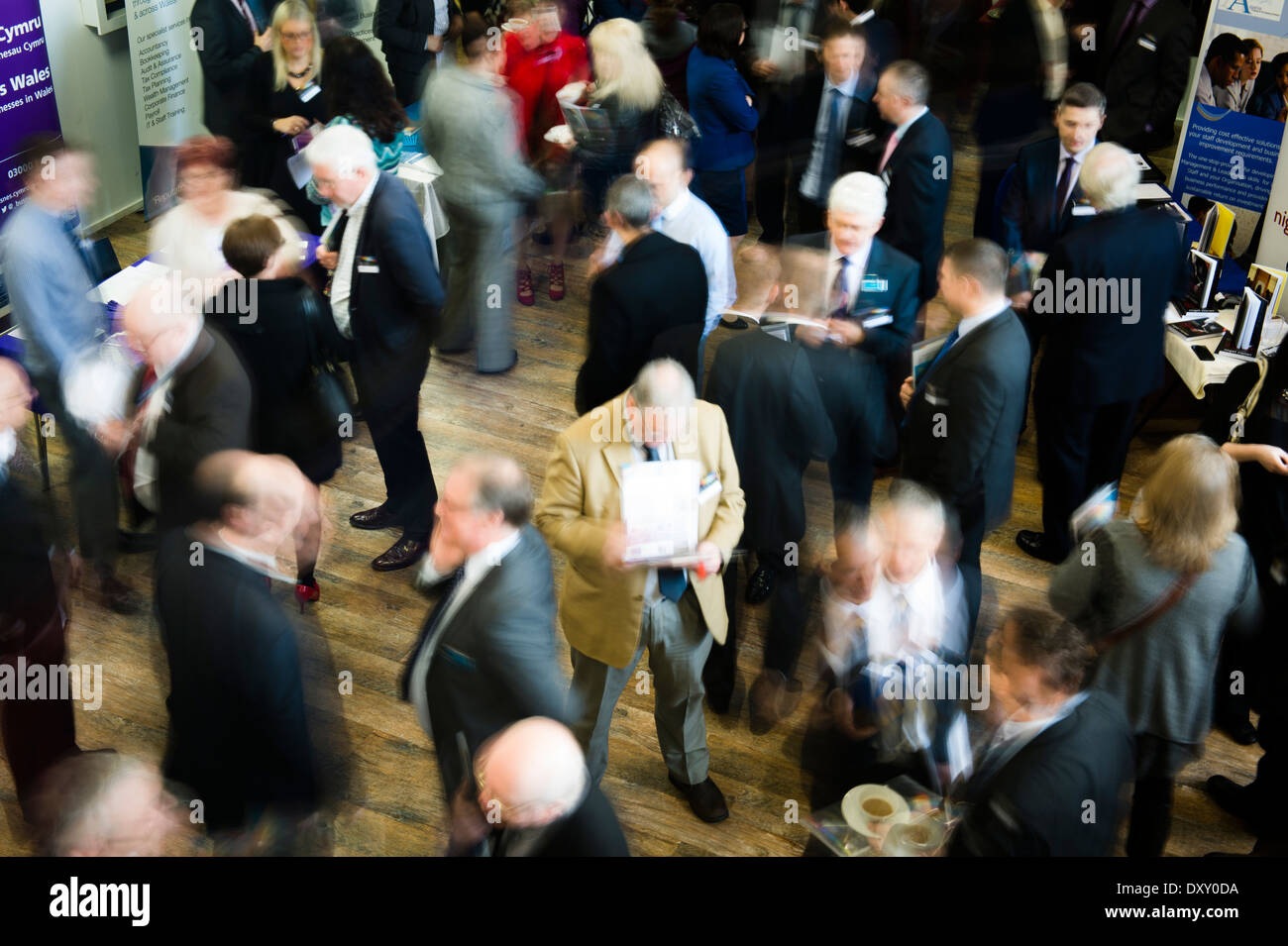 Vue aérienne d'hommes et de femmes de parler de manière informelle au cours de pause café à une conférence réseautage manifestation UK - vitesse d'obturation lente de flou brouillé figures Banque D'Images