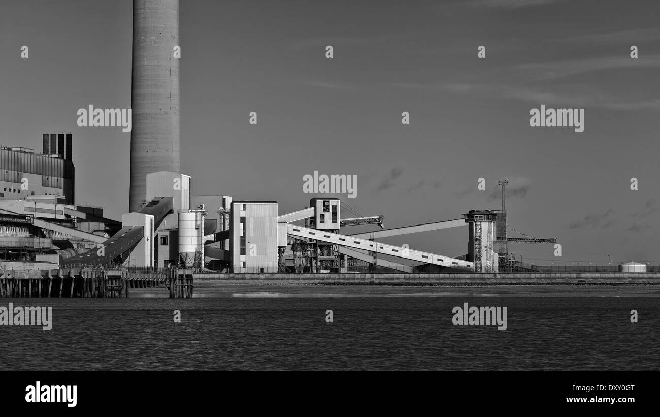 Les cheminées et les convoyeurs dans les usines près de Sheerness (image en noir et blanc) Banque D'Images