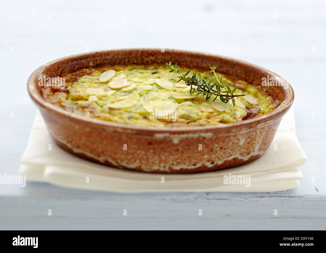 Les courgettes et amandes émincées Clafoutis Banque D'Images
