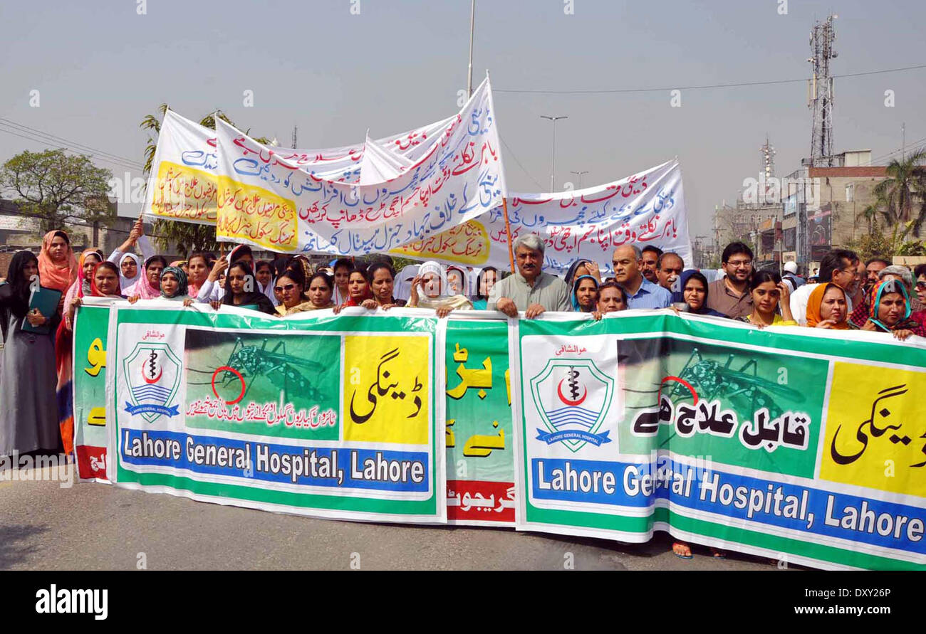 Infirmières et infirmiers de l'Hôpital général de concert avec le ministre de la Santé, du Pendjab, Salman Khuwaja participe à marcher sur la sensibilisation à la dengue virus lors de rassemblement électoral à Lahore le Mardi, Avril 01, 2014. Banque D'Images