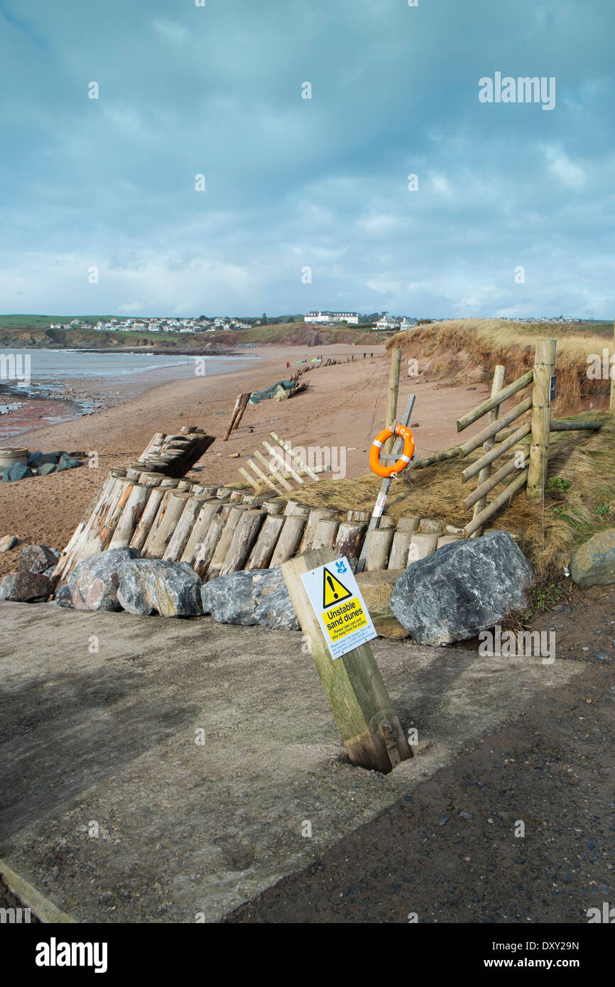 Les dommages causés par les tempêtes côtières d'hiver, les routes et les dunes de sable lavé. Thurlestone, Devon. UK Banque D'Images