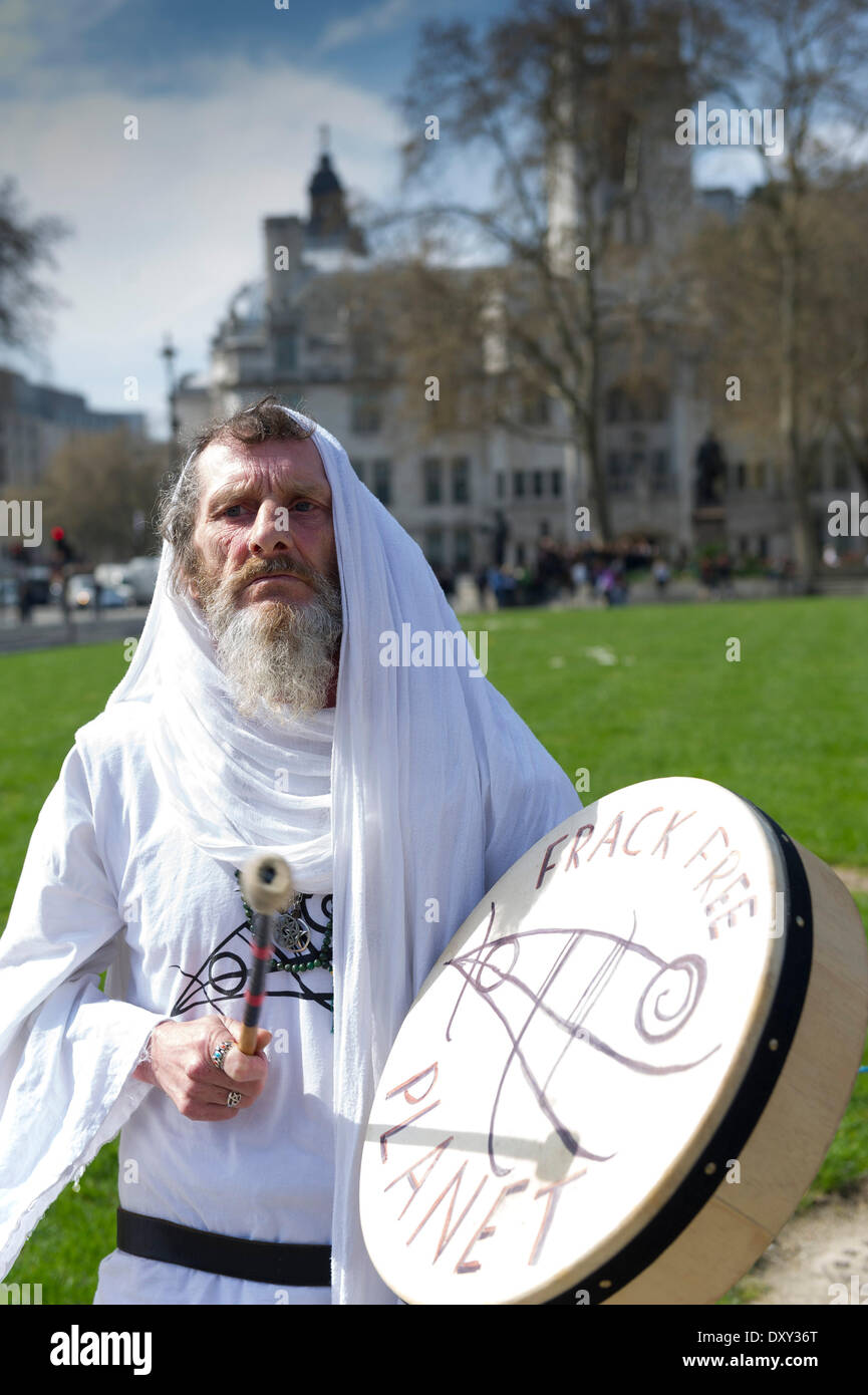 Londres, Royaume-Uni. 1er avril 2014. 1er avril 2014 un manifestant de druidic joue un tambour comme partie d'une petite manifestation anti-fracturation ayant lieu près de Parlement européen vert. Photographe : Gordon 1928/Alamy Live News. Banque D'Images